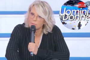 maria de filippi nello studio tv e logo uomini e donne