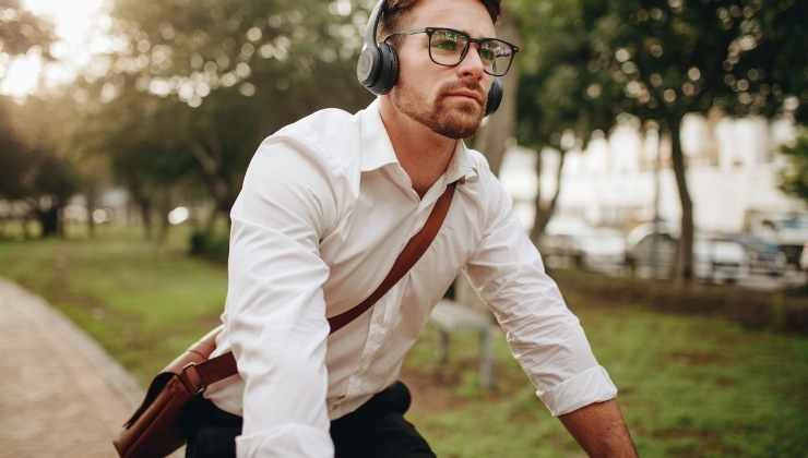 ragazzo in bici con cuffiette