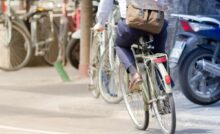 persona va in bicicletta