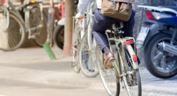 Cosa non indossare mai quando si va in bicicletta: rischi la vita
