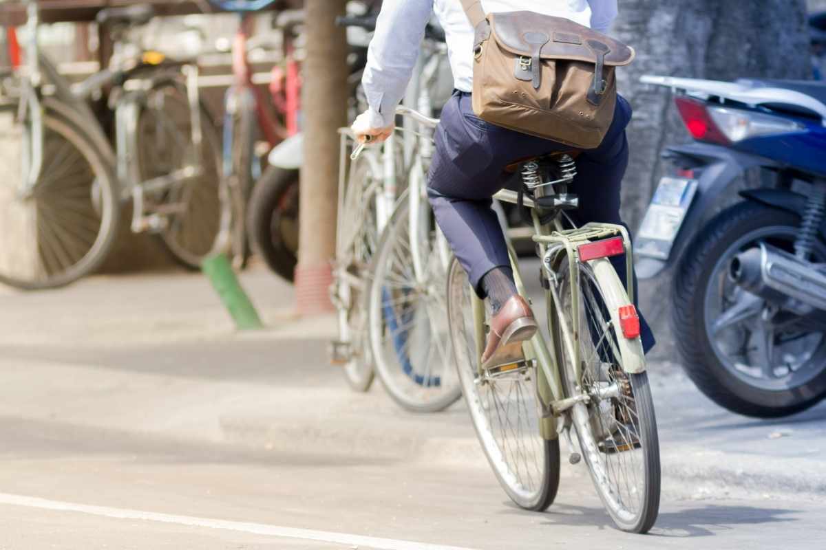 persona va in bicicletta