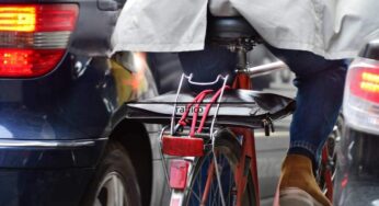 Occhio alla nuova legge: solo così si potranno sorpassare le bici, rischio multe