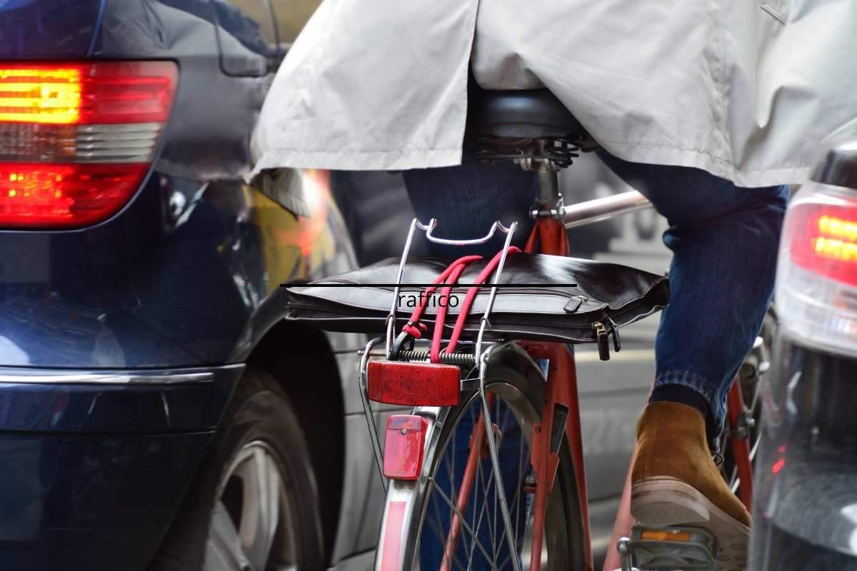 bicicletta nel traffico