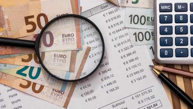 banconote euro lente ingrandimento