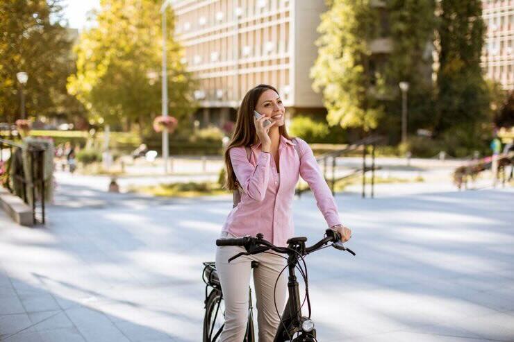 Donna in bici