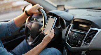 Non si scherza più: cosa succede ora se ti beccano 2 volte col cellulare in auto