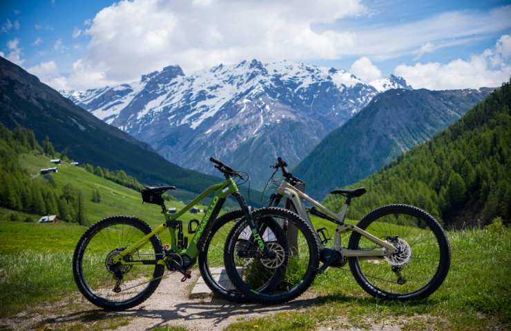 mountain bike su sentiero sterrato