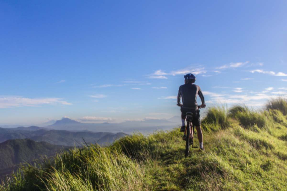 uomo in mountain bike