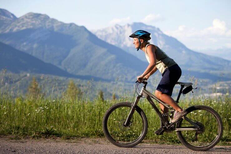 Ragazza in bici 