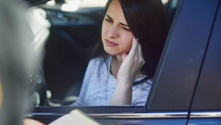 ragazza in auto multata